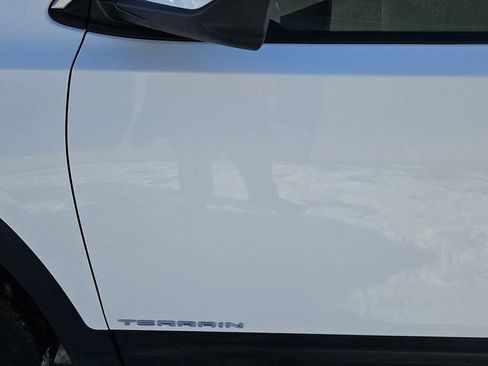 Used 2024 GMC Terrain SLE image 24