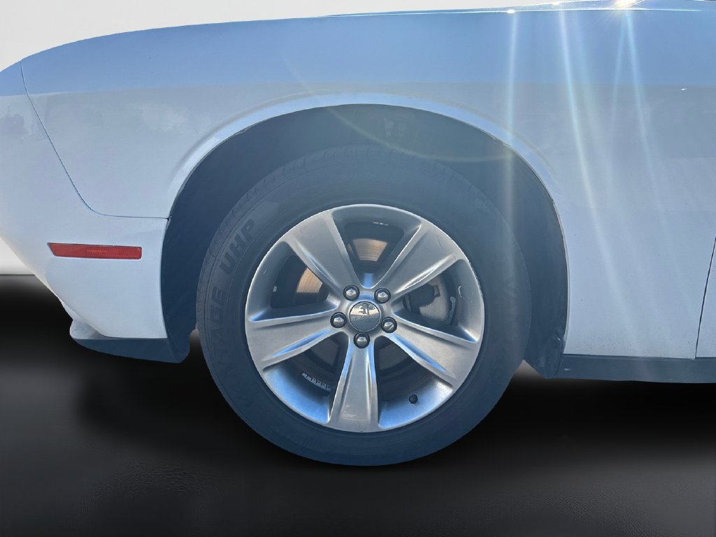 Used 2021 Dodge Challenger SXT w/ Driver Convenience Group RWD image 9