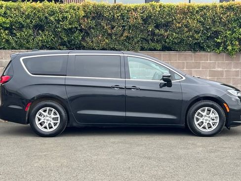 Used 2023 Chrysler Pacifica Touring-L FWD image 3