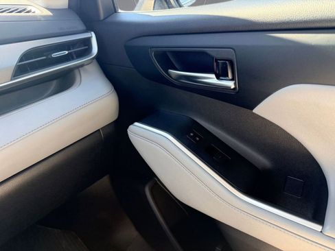 Used 2022 Toyota Highlander XLE image 26