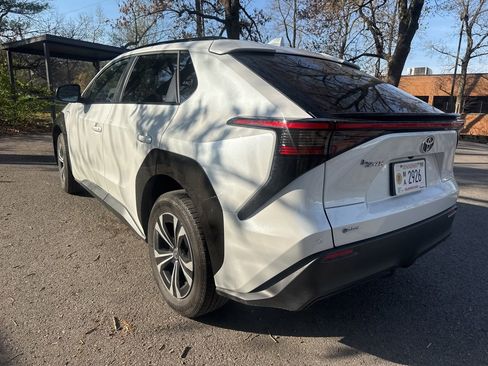 Used 2024 Toyota bZ4X XLE w/ Weather Package image 7