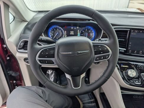 Used 2023 Chrysler Pacifica Limited image 11
