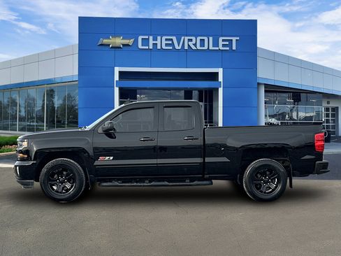 Used 2018 Chevrolet Silverado 1500 LT w/ Midnight Edition image 2