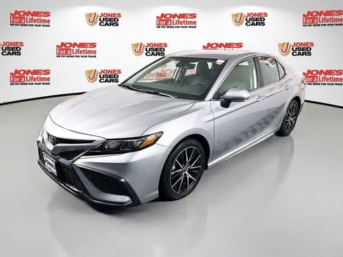 Certified 2022 Toyota Camry SE image 11