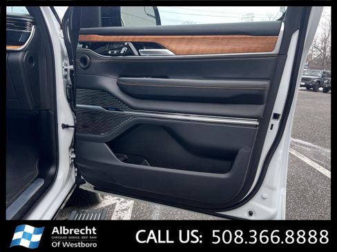 Used 2024 Jeep Grand Wagoneer L Series III AWD/4WD image 22