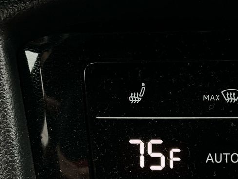 Used 2025 Volkswagen Taos SE image 29