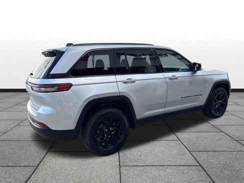 Used 2025 Jeep Grand Cherokee Altitude AWD/4WD image 5