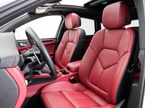 Certified 2025 Porsche Macan image 5