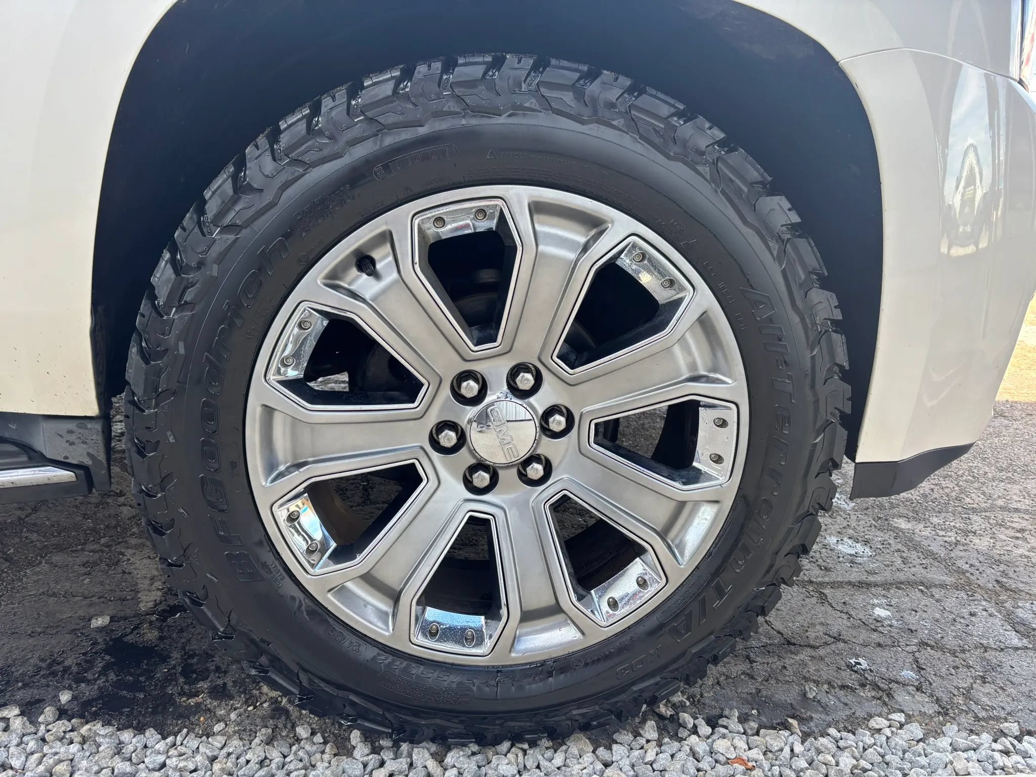 Used 2015 GMC Yukon Denali w/ Touring Package AWD/4WD image 10
