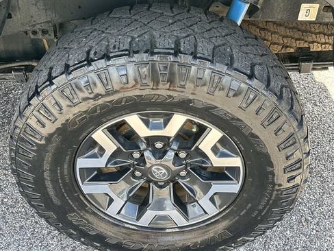 Used 2023 Toyota Tacoma TRD Off-Road w/ Technology Package AWD/4WD image 16
