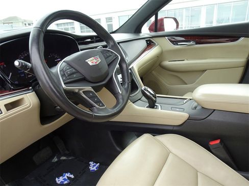 Used 2018 Cadillac XT5 Luxury w/ Driver Awareness Package image 13