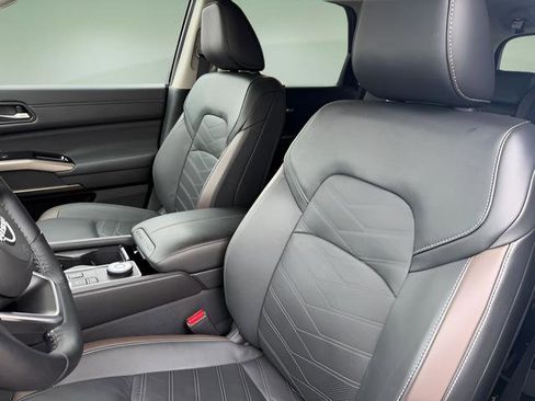 Used 2024 Nissan Pathfinder Platinum w/ Cargo Package image 18