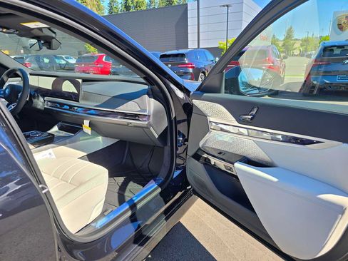 Used 2025 BMW 750e xDrive w/ Executive Package AWD/4WD image 11