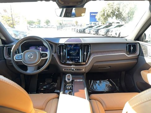 Used 2022 Volvo XC60 B5 Inscription w/ Climate Package image 17
