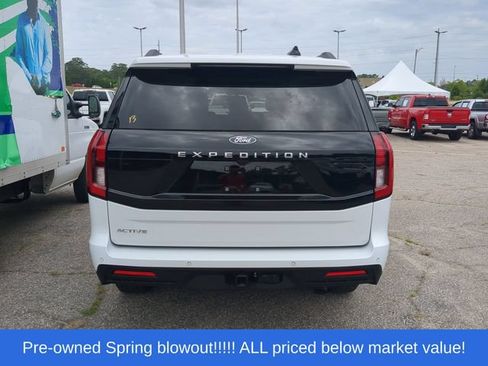 Used 2025 Ford Expedition Active RWD image 3