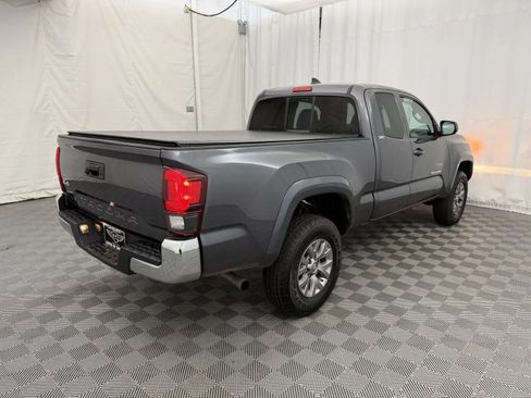 Used 2018 Toyota Tacoma SR5 w/ SR5 Appearance Package (SM) AWD/4WD image 5