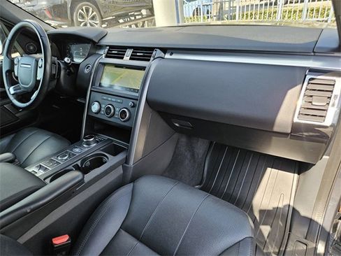 Used 2020 Land Rover Discovery Landmark image 12