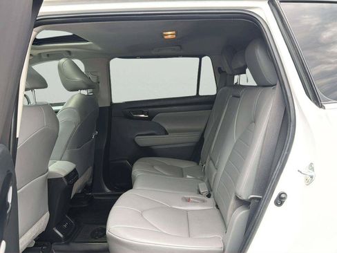 Used 2021 Toyota Highlander XLE AWD/4WD image 18