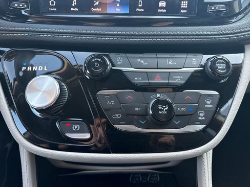 Used 2024 Chrysler Pacifica Limited image 20