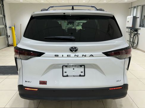 New 2026 Toyota Sienna XLE image 8