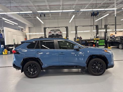 Used 2022 Toyota RAV4 SE AWD/4WD image 2