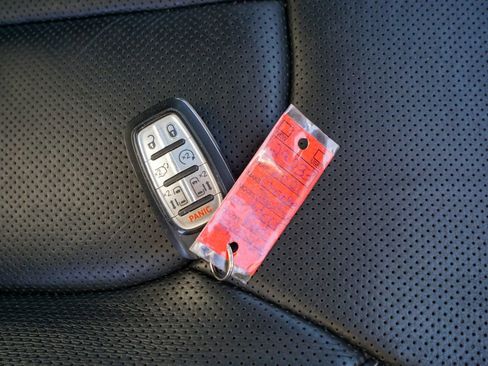 Used 2021 Chrysler Pacifica Limited w/ Uconnect Theater Family Group image 39