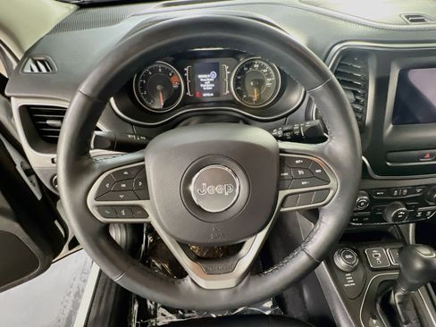 Used 2019 Jeep Cherokee Latitude Plus w/ Cold Weather Group AWD/4WD image 11