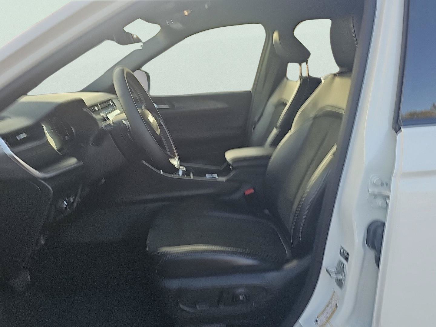 Used 2025 Jeep Grand Cherokee Altitude RWD image 14