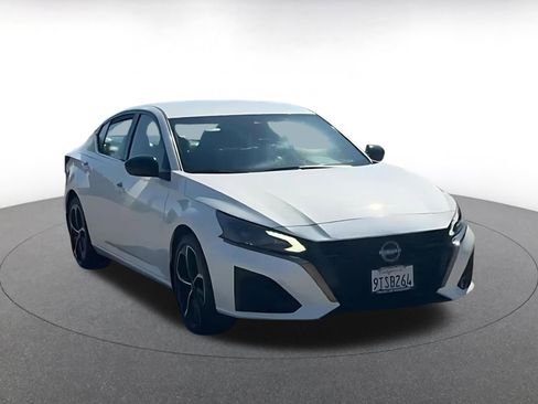 Used 2025 Nissan Altima 2.5 SR image 2