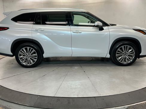 Used 2023 Toyota Highlander Platinum FWD image 7