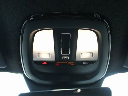 Used 2025 Volvo XC40 B5 Plus image 28