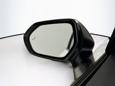 Used 2025 Toyota Camry SE image 16