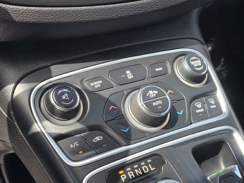 Used 2015 Chrysler 200 Limited w/ Convenience Group FWD image 24