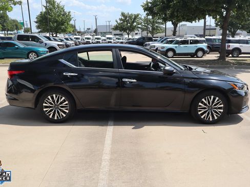 Used 2025 Nissan Altima 2.5 SV FWD image 2