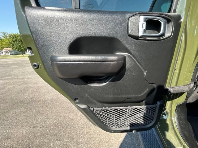 Used 2021 Jeep Wrangler Unlimited Rubicon w/ Dual Top Group AWD/4WD image 46