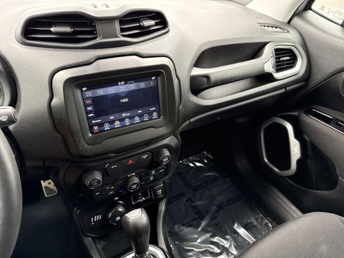 Used 2020 Jeep Renegade Latitude w/ Cold Weather Group AWD/4WD image 22
