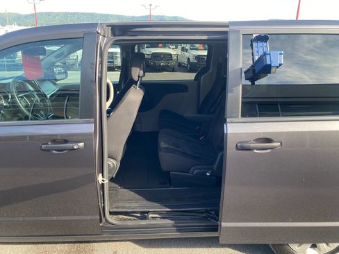 Used 2018 Dodge Grand Caravan SE w/ UConnect Hands-Free Group FWD image 22