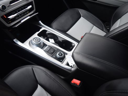 Used 2023 Ford Explorer XLT w/ Equipment Group 202A image 13