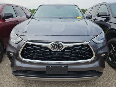 Used 2024 Toyota Highlander Platinum AWD/4WD image 2