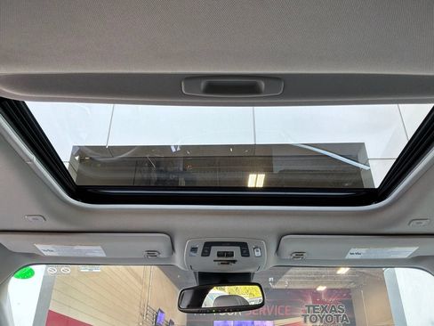 Used 2025 Toyota Sienna XLE FWD image 23