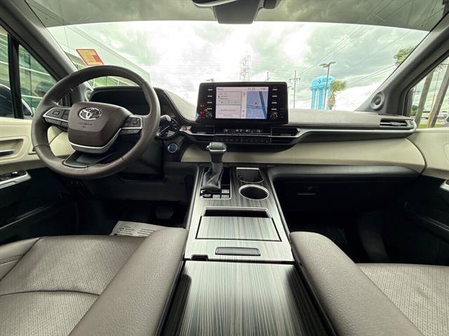 Used 2024 Toyota Sienna Platinum FWD image 14