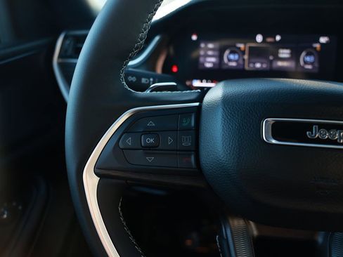 New 2025 Jeep Grand Cherokee Altitude image 17