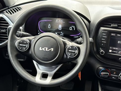 Used 2025 Kia Soul LX w/ LX Technology Package FWD image 12