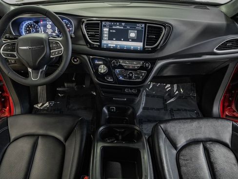Certified 2025 Chrysler Pacifica Select image 23