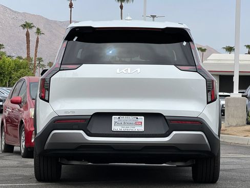 Certified 2024 Kia EV9 Light Long Range RWD image 4