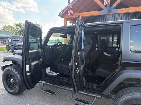 Used 2014 Jeep Wrangler Unlimited Rubicon AWD/4WD image 7