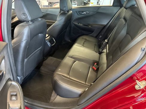 Used 2018 Chevrolet Malibu LT w/ Leather Package FWD image 9