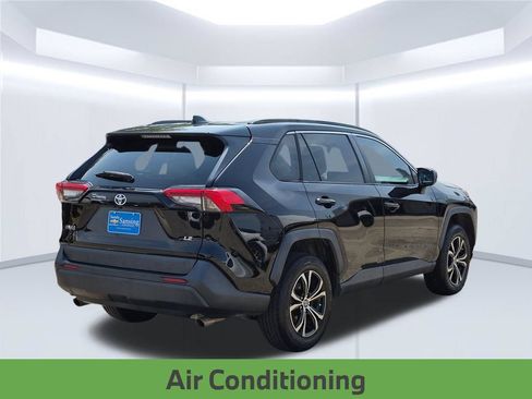 Used 2021 Toyota RAV4 LE FWD image 6