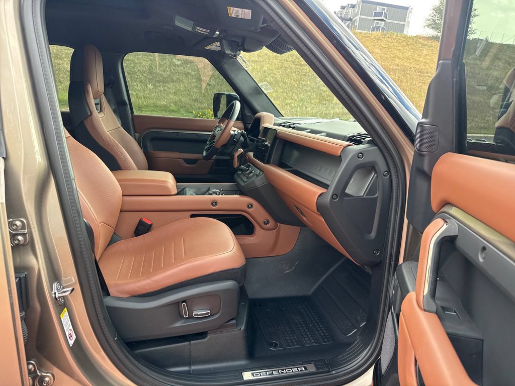 Used 2025 Land Rover Defender 110 AWD/4WD image 32