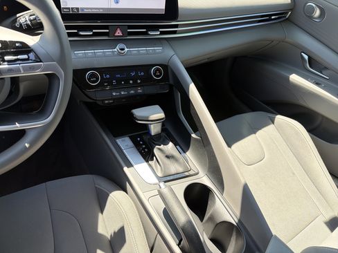 Used 2024 Hyundai Elantra SEL image 9